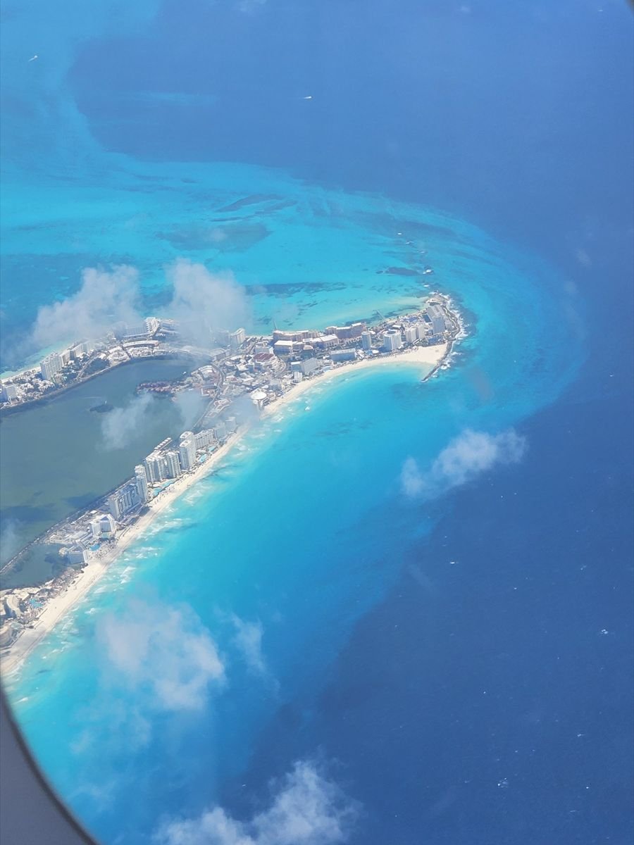 Vista aérea de la zona hotelera de Cancún y el mar Caribe