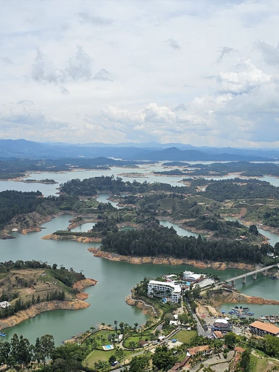 Embalse de Guatapé visto desde la Piedra del Peñol