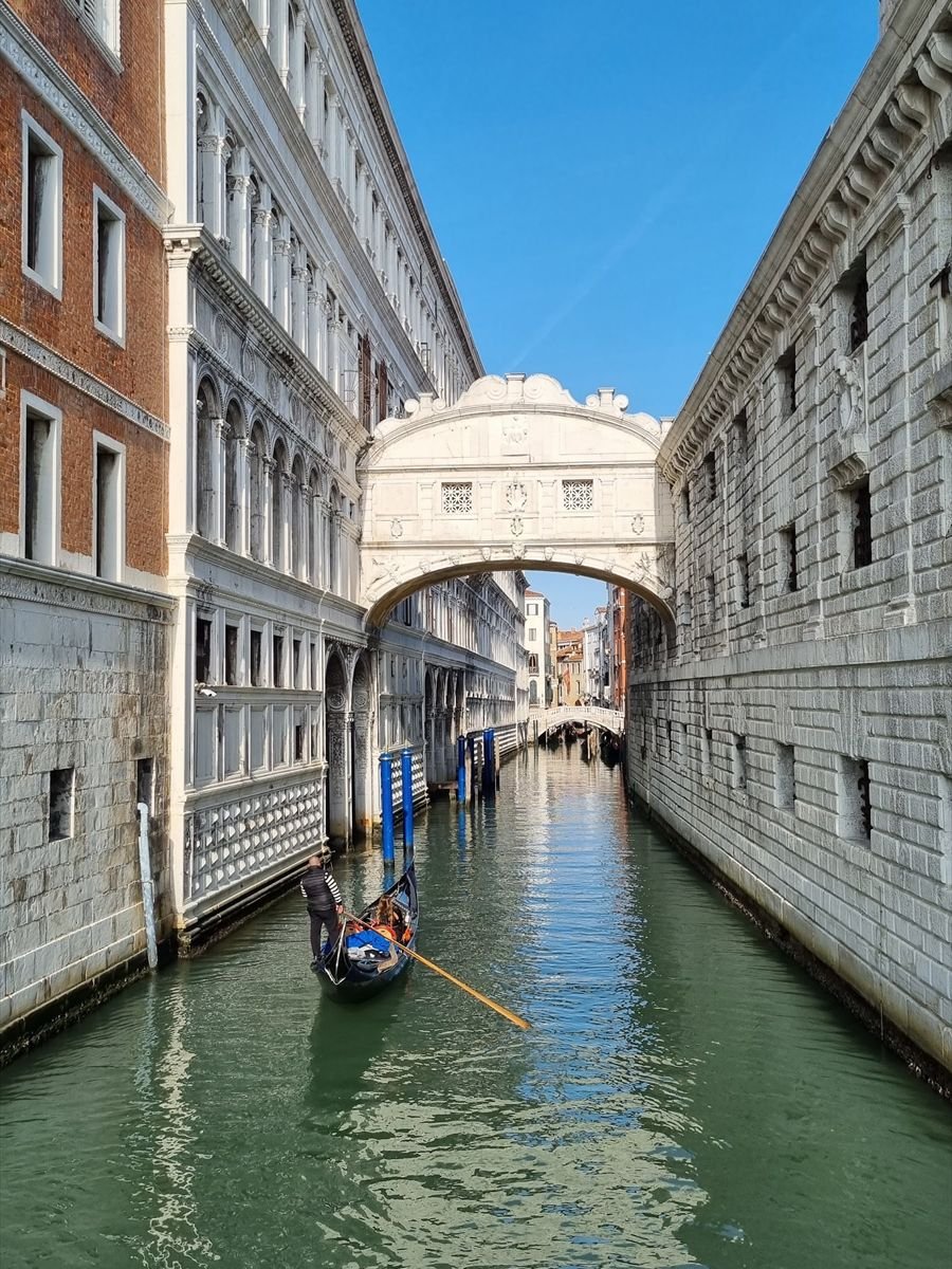 Puente de los Suspiros sobre un canal de Venecia