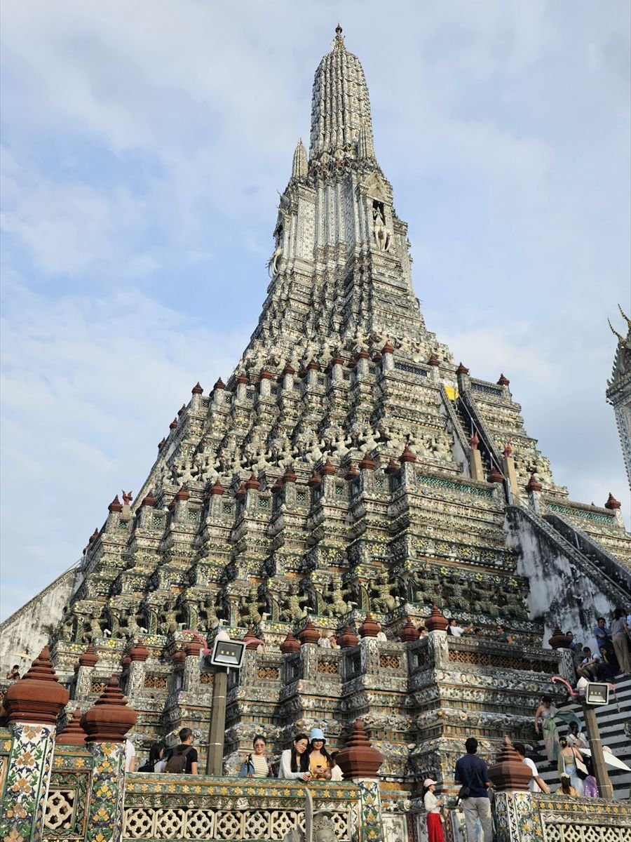 Templo Wat Arun en Bangkok visto desde abajo