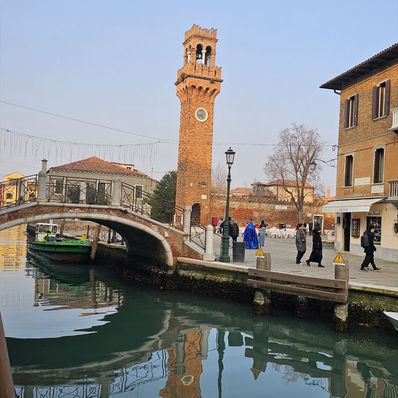 Puente y campanario de Murano en Venecia