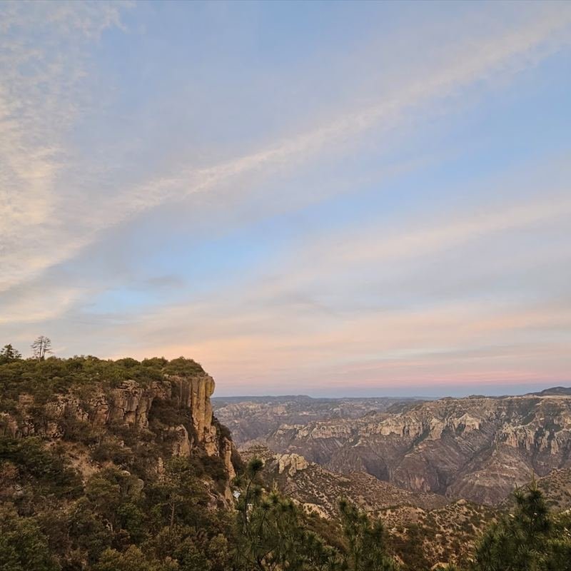 Cañón desértico al atardecer