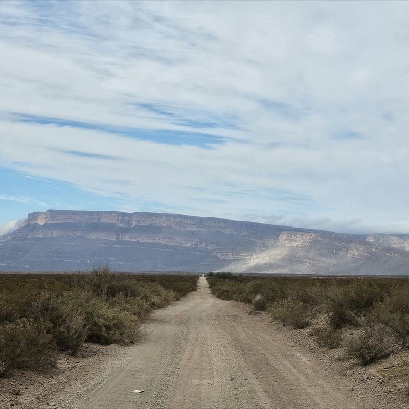 Camino de terracería hacia una meseta