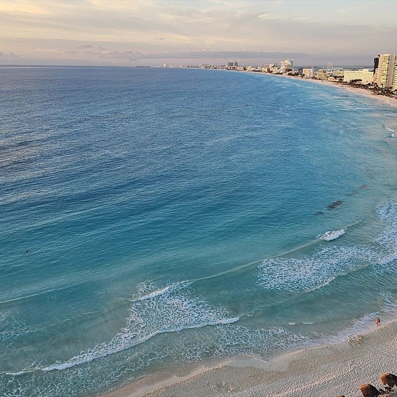 Vista aérea de la playa de Cancún al amanecer