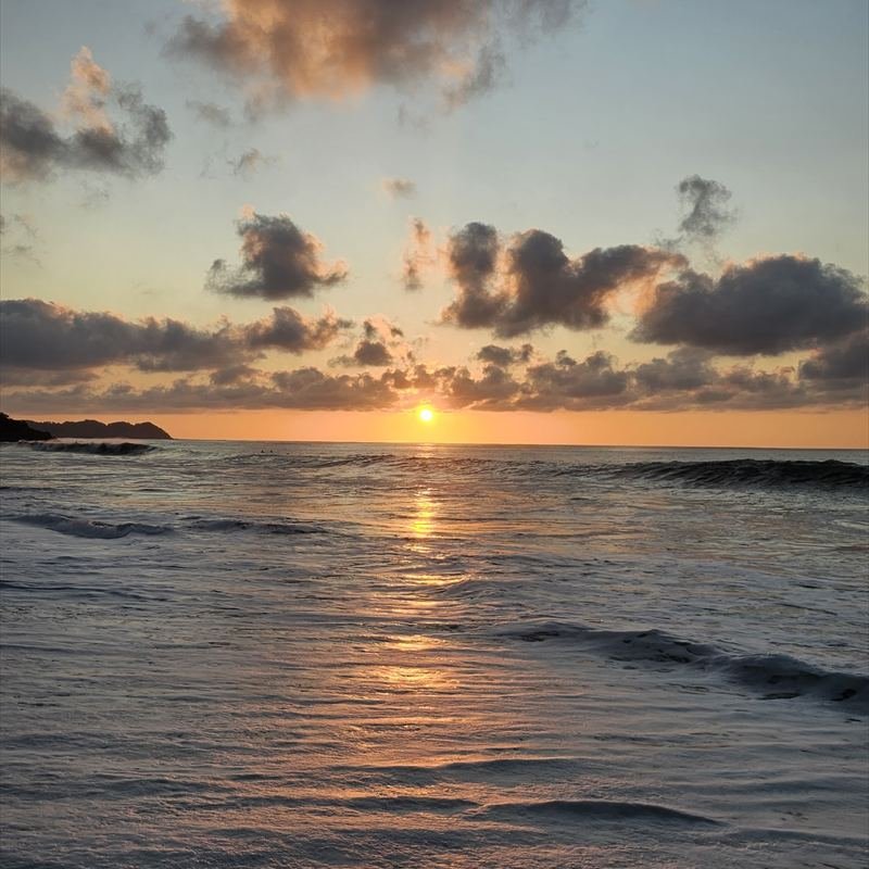 Amanecer sobre el mar con nubes