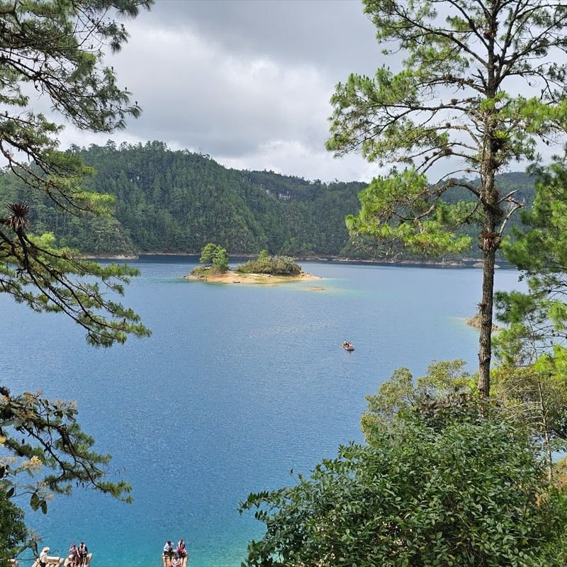 Lagunas de Montebello entre bosque de pinos