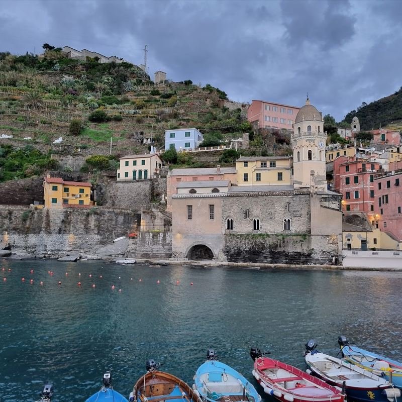 Casas de colores sobre el puerto de Vernazza en Cinque Terre